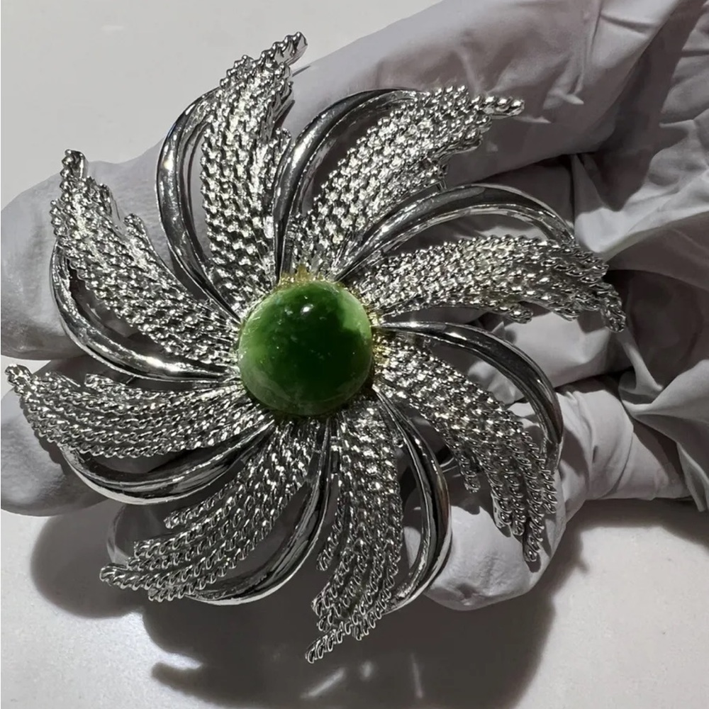 Vintage Sarah Coventry Silvery
Sunburst Atomic Faux Green
Pearl. Pinwheel